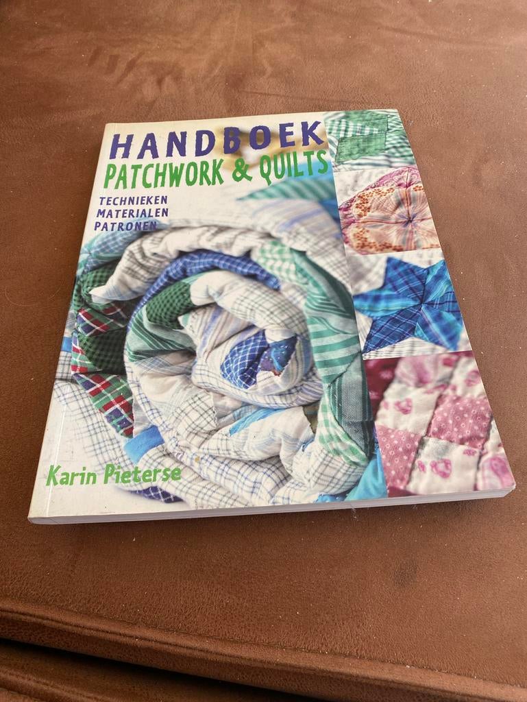 Handboek voor Patchwork en Quilts - Karin Pieterse, Boeken, Ophalen of Verzenden, Zo goed als nieuw, Borduren en Naaien