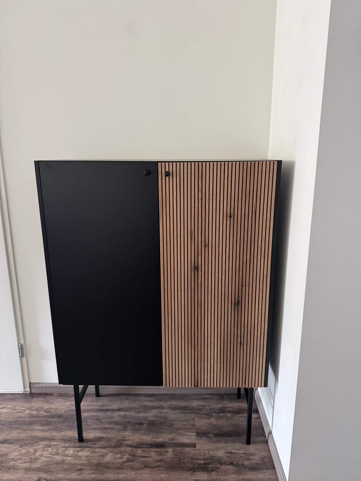 Moderne zwarte kast met houten lattenfront, Ophalen, Zo goed als nieuw