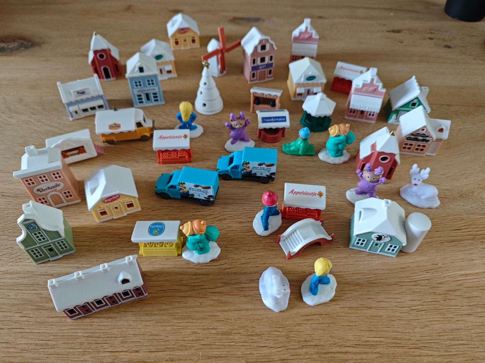 41 figuurtjes van het Albert Heijn kerstdorp huisjes, Ophalen of Verzenden