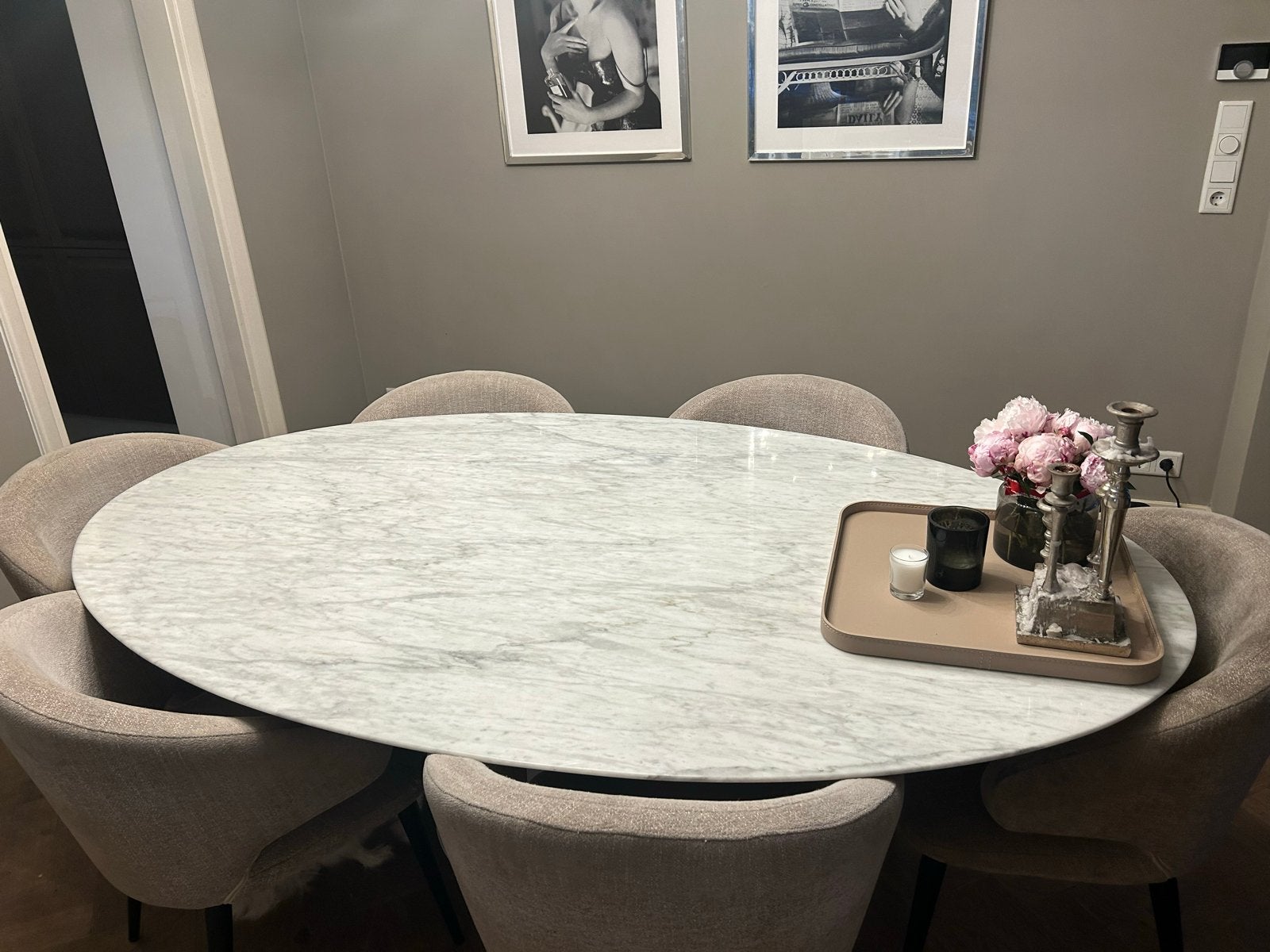 Ovale eettafel Saarinen Tulip met marmeren blad, Huis en Inrichting, Tafels | Eettafels, Ophalen, Overige materialen, 100 tot 150 cm