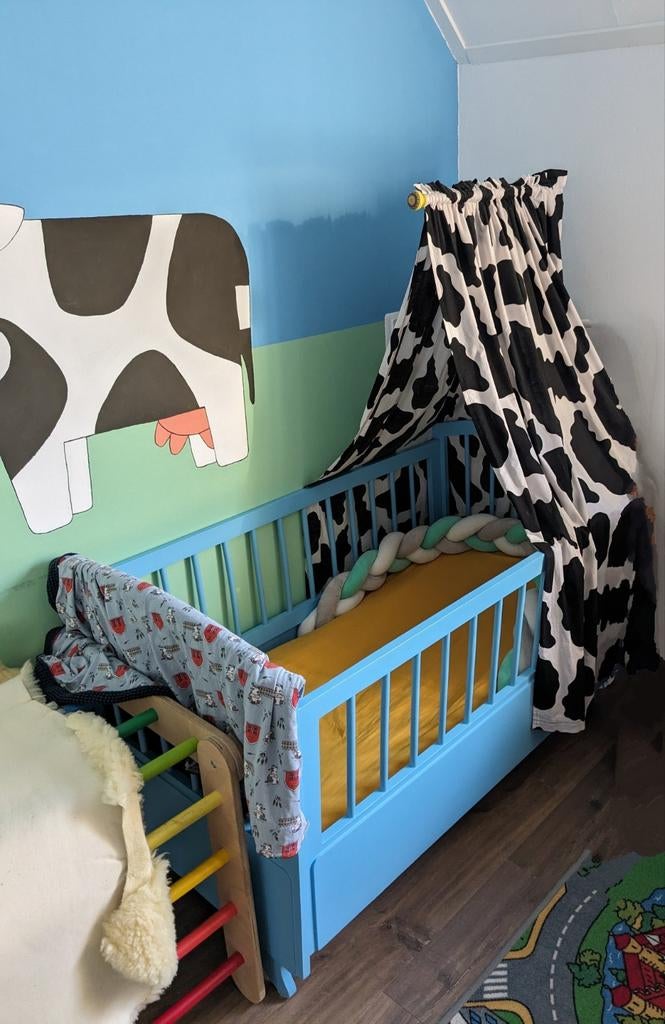 Schattig blauw ledikant met koeienprint – inclusief!, Ophalen, Zo goed als nieuw, Ledikant