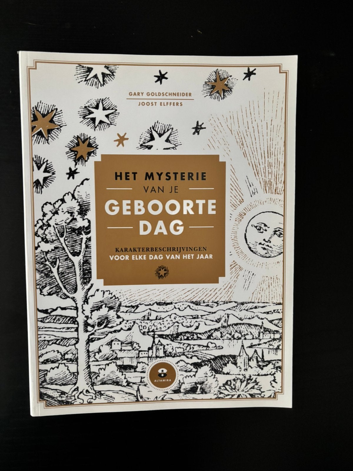 Het mysterie van je geboortedag Gary Goldschneider, Ophalen of Verzenden, Zo goed als nieuw, Spiritualiteit algemeen, Achtergrond en Informatie