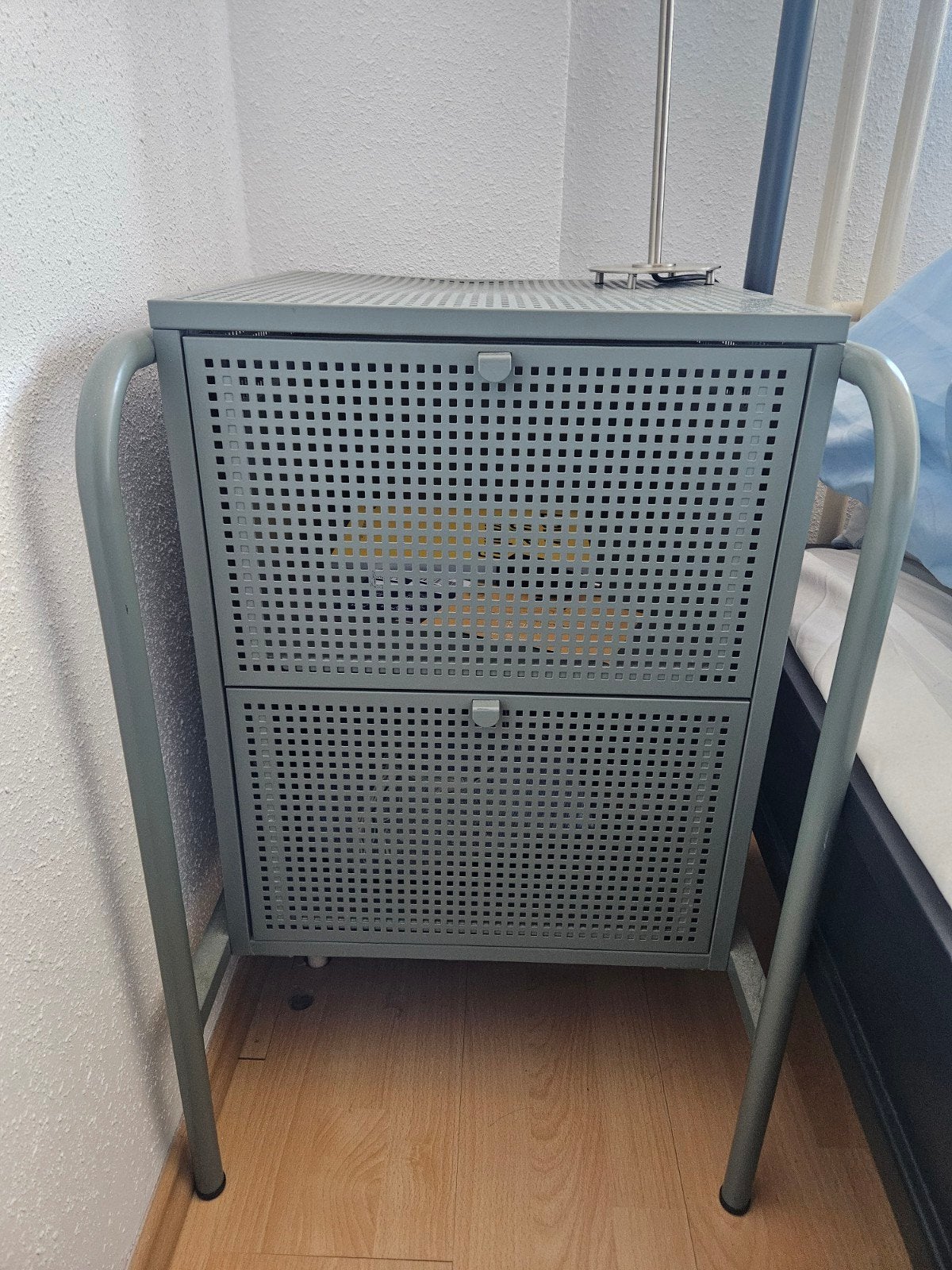 IKEA Nachtkastje Nikkeby met lades, Huis en Inrichting, Ophalen, Gebruikt, Metaal of Aluminium, 55 tot 70 cm