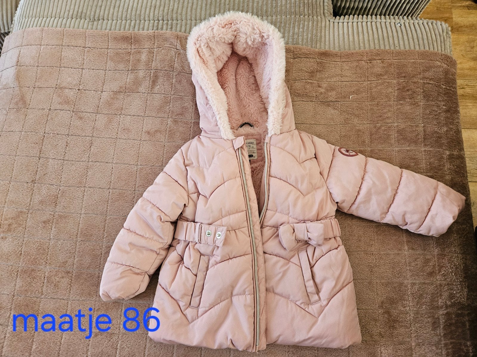 Roze gewatteerde jas met capuchon maat 86, Ophalen, Meisje, Zo goed als nieuw, Jasje
