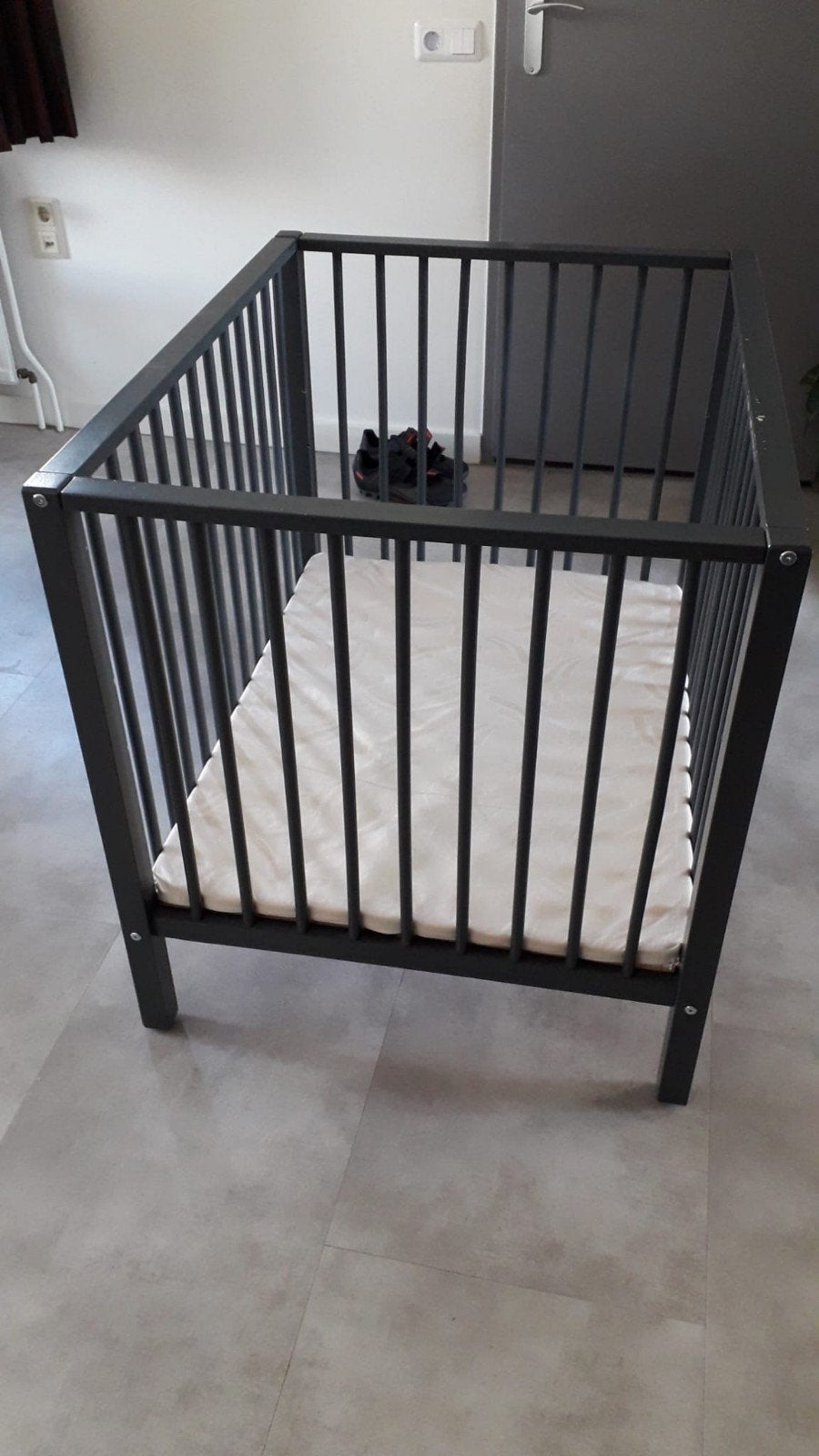 Grijze baby box met gebruikers sporen, Kinderen en Baby's, Boxen, Ophalen, Gebruikt, Vierkant, In hoogte verstelbaar