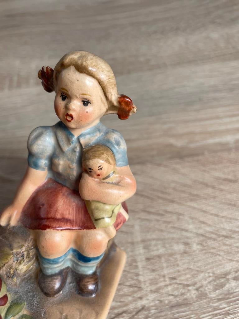 Vintage Hummel beeldje: Meisje met pop bij Mariabeeld no 36, Ophalen