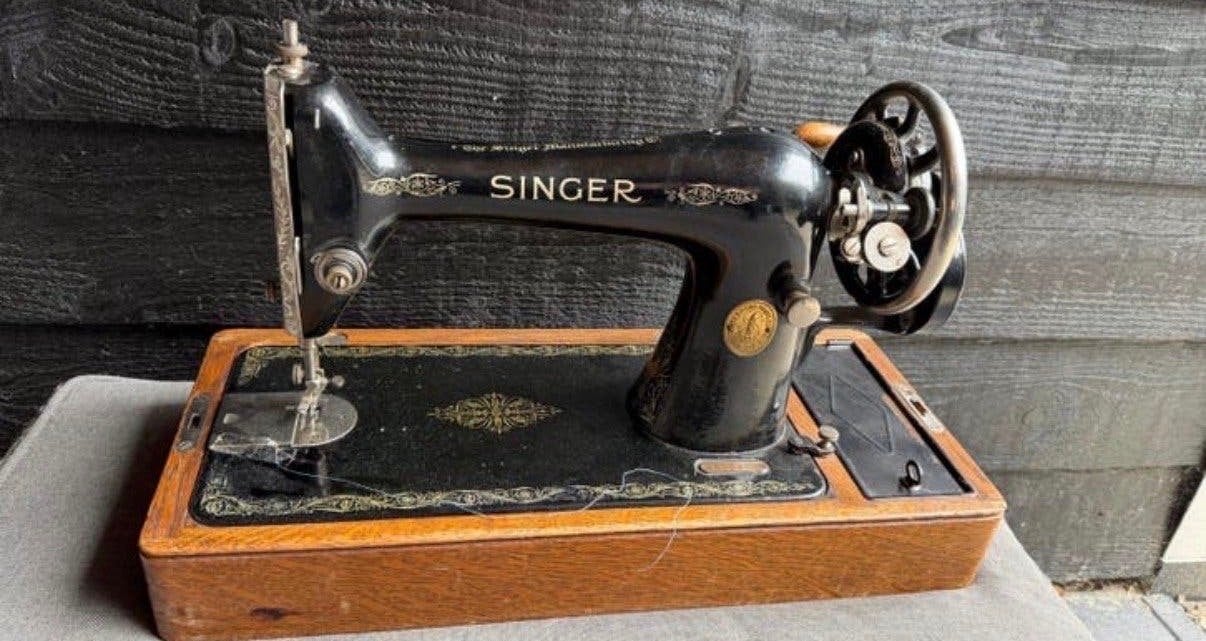 Antieke Singer Naaimachine No. 66 met houten kap, Ophalen