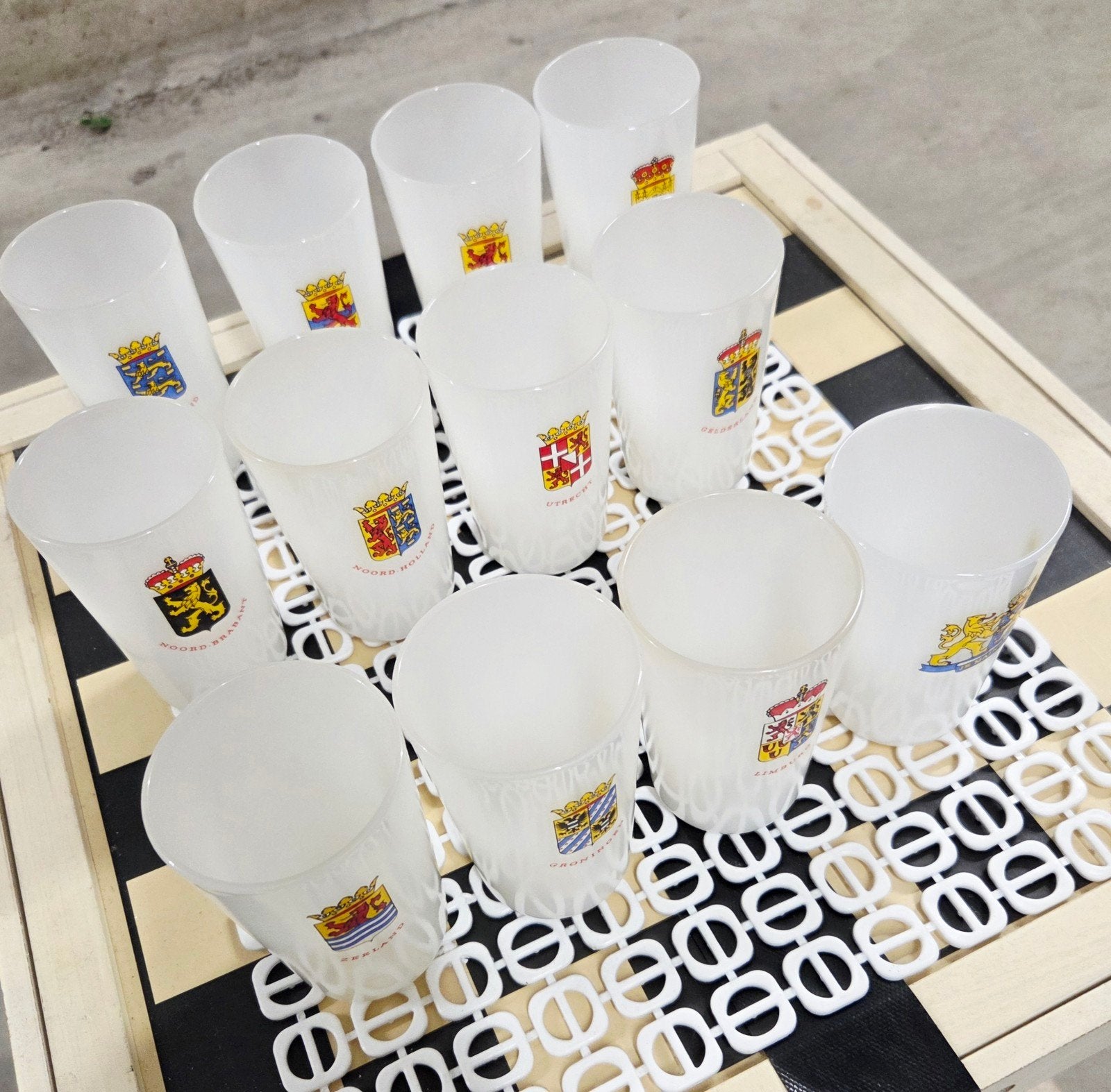 Set van 12 melkglazen met provinciewapens, Ophalen of Verzenden