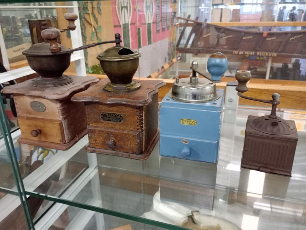 4 oude koffiemolen best mooi werkt vintage brocant, Ophalen of Verzenden
