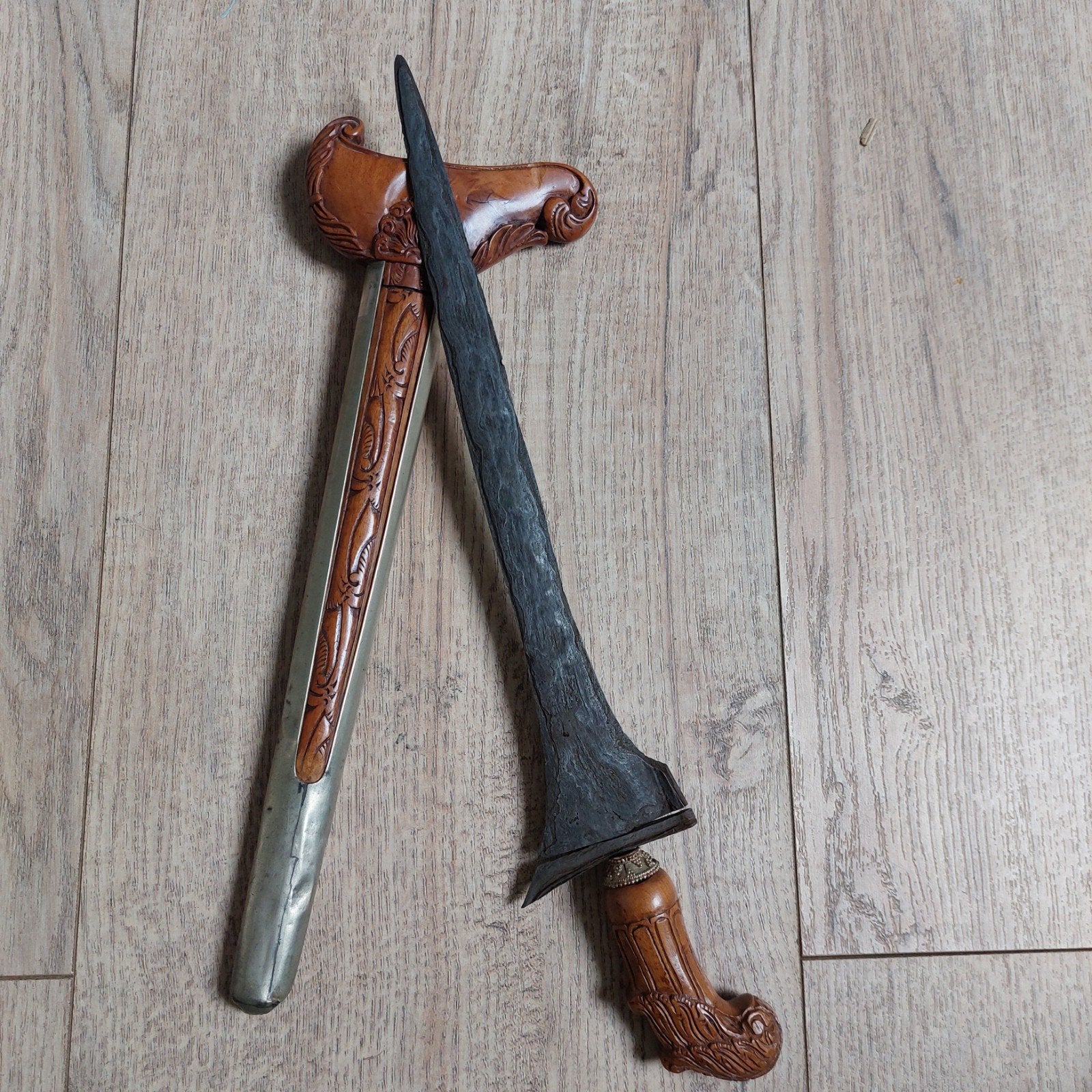 Antieke Madoera Keris met prachtig houtsnijwerk, Antiek en Kunst, Bruin, Ophalen of Verzenden, Handgemaakt, Indonesië