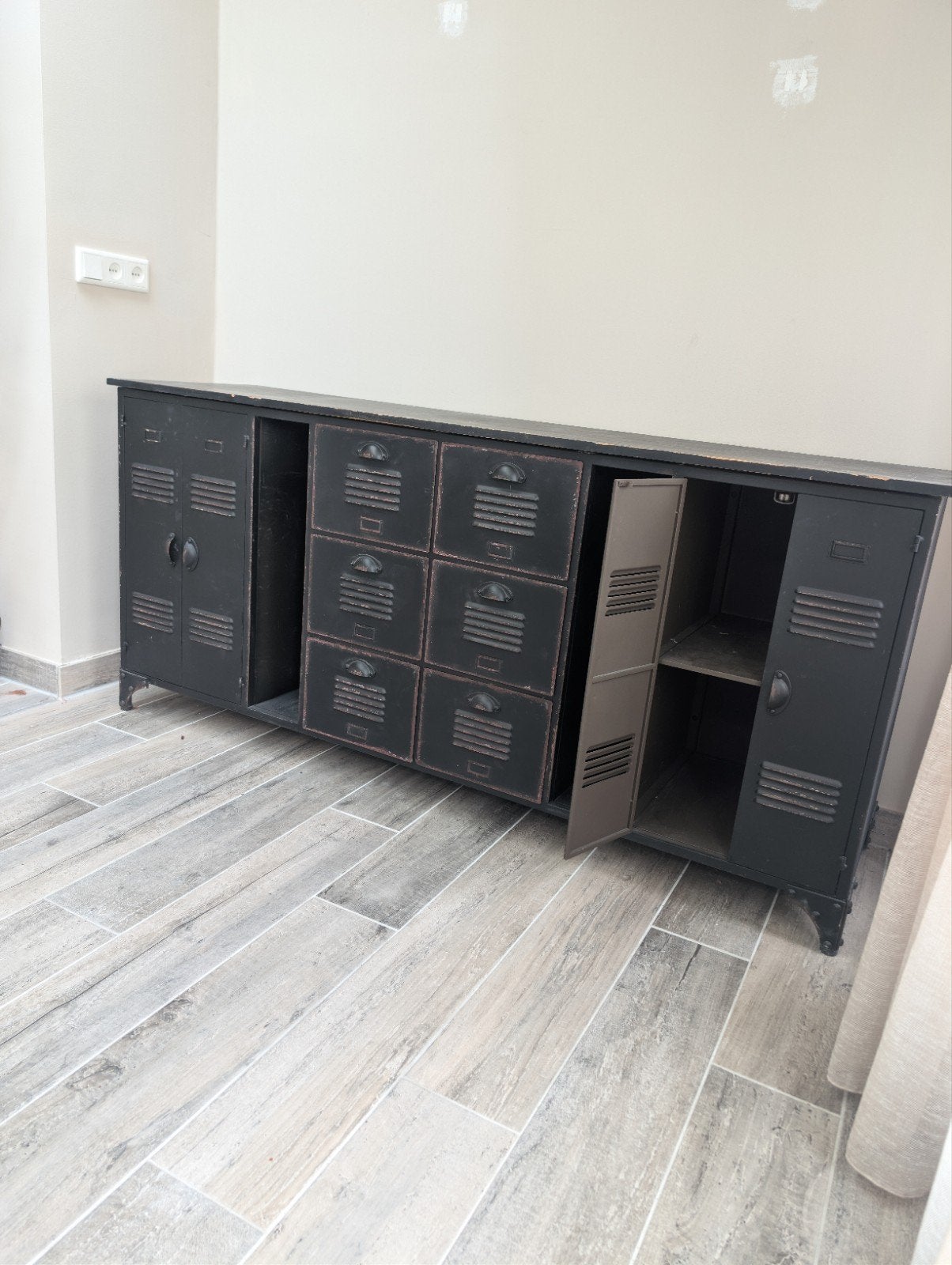 Industrieell dressoir- zwart, Huis en Inrichting, Kasten | Dressoirs, Ophalen, 150 tot 200 cm, Industrieell, Zo goed als nieuw
