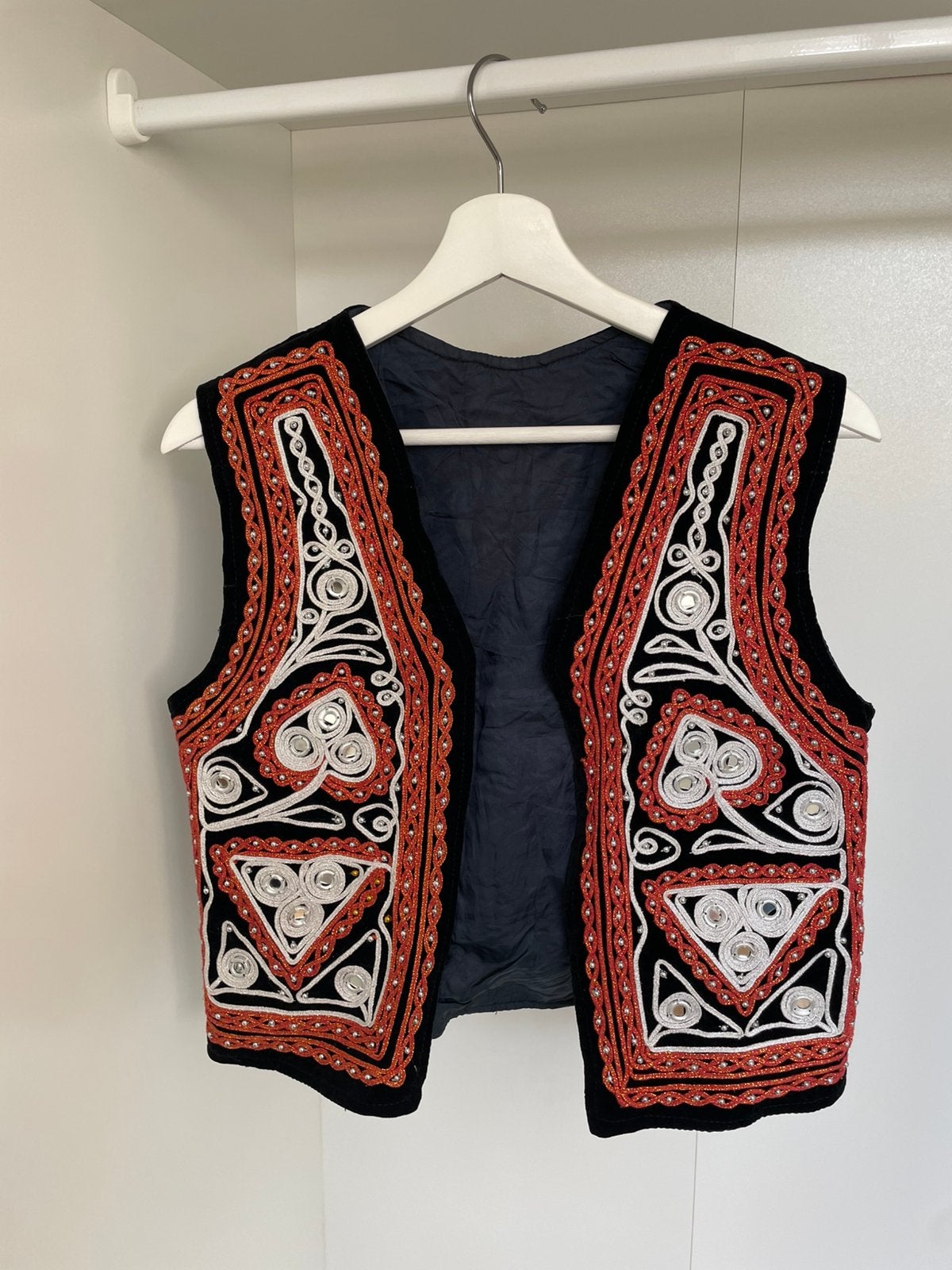 Gilet zwart met rood maat xs minre, Kleding | Dames, Bodywarmers, Ophalen of Verzenden, Zo goed als nieuw, Maat 34 (XS) of kleiner