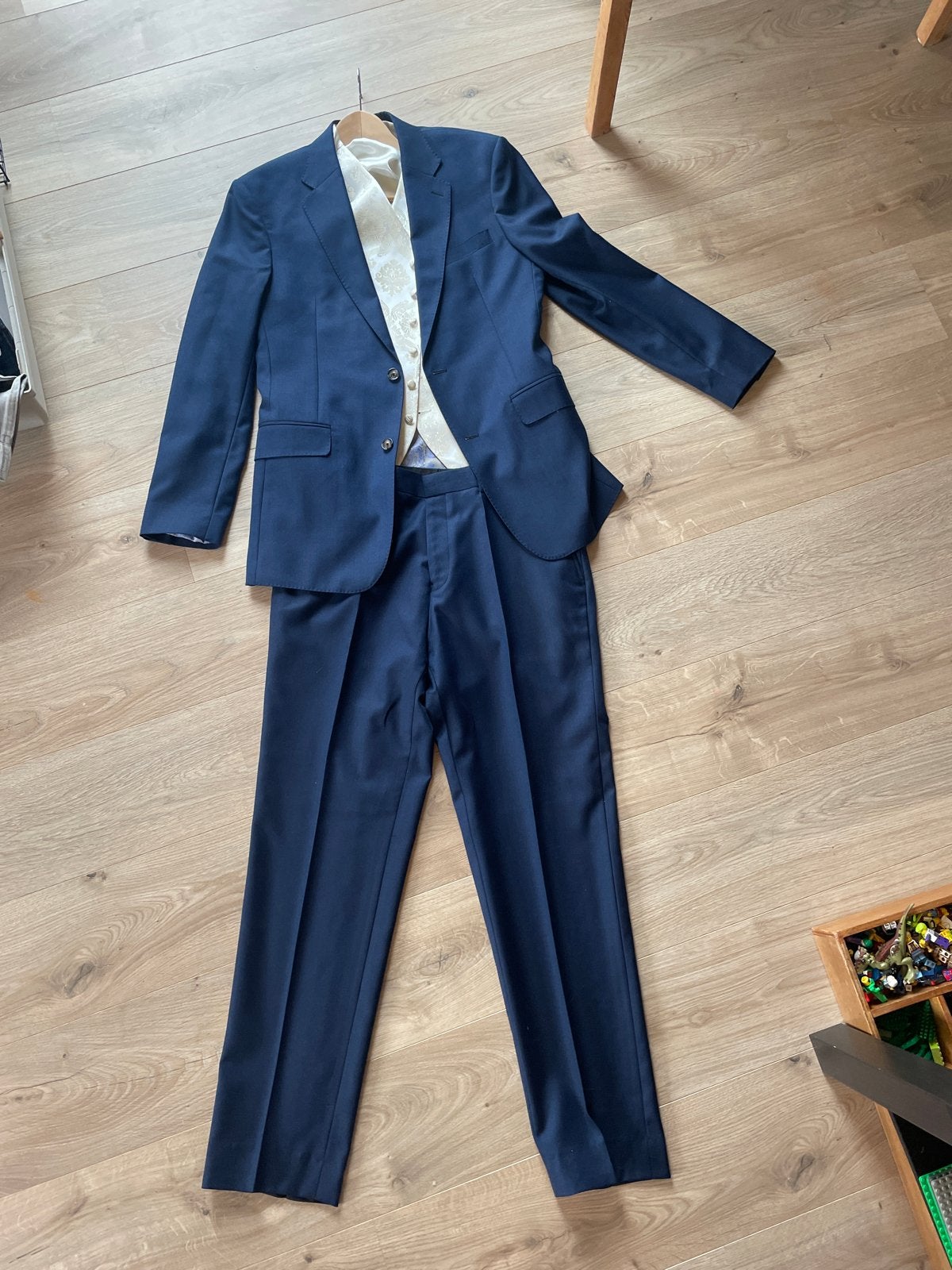 Donkerblauw maatpak met gilet (vlek), Kleding | Heren, Kostuums en Colberts, Ophalen of Verzenden, Gedragen, Overige maten, Blauw