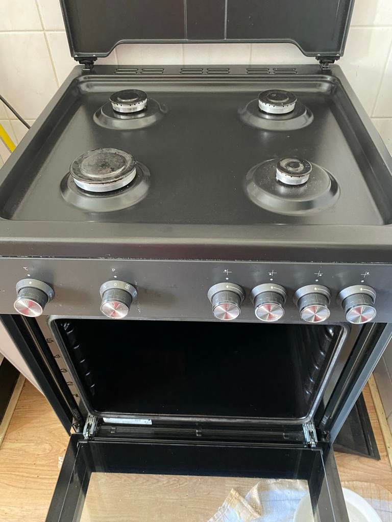 Beko gasfornuis zwart oven rooster bakplaat 2 jaar oud, Witgoed en Apparatuur, Fornuizen, Ophalen, Hete lucht, 60 cm of meer, 4 kookzones