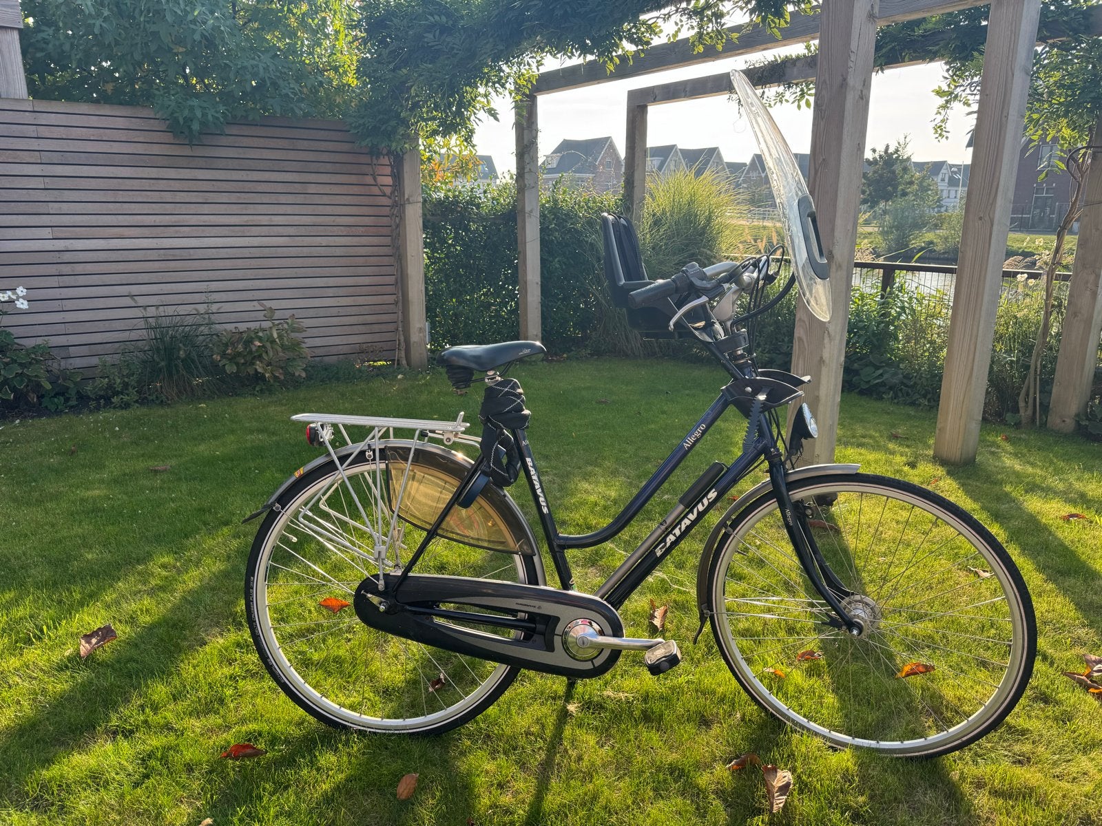 Batavus fiets met Bobike kinderzitje en windscherm