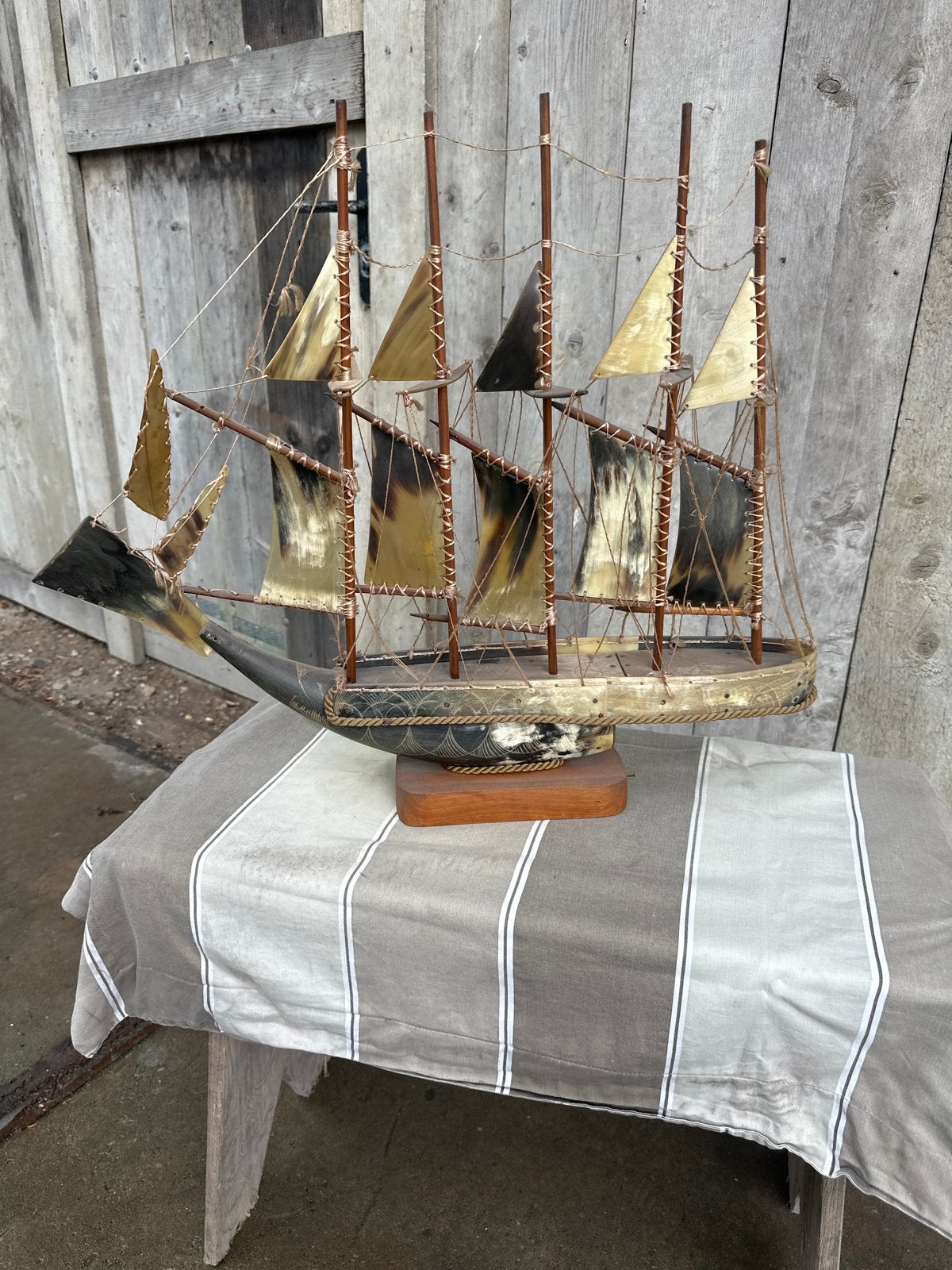 Decoratief scheepsmodel van hoorn en hout, Ophalen of Verzenden
