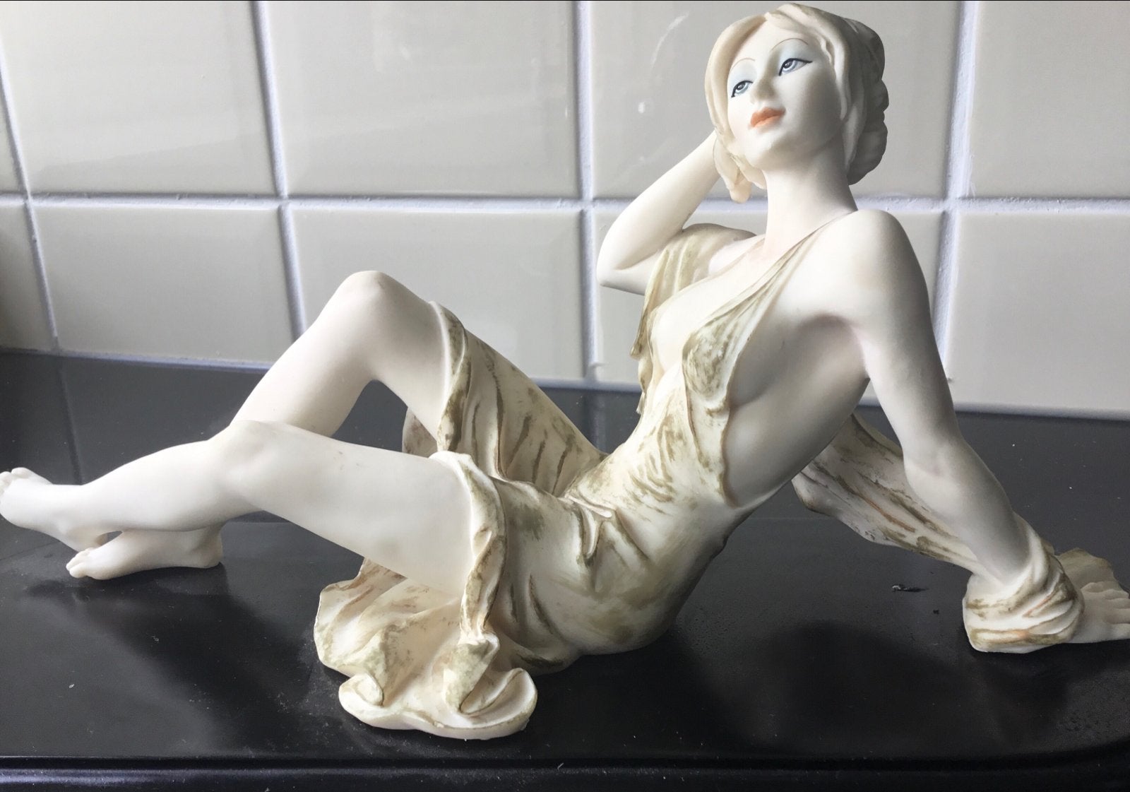 Elegant beeld van liggende vrouw op sokkel, Ophalen of Verzenden, 20 - 50 cm, Op sokkel, Beeld