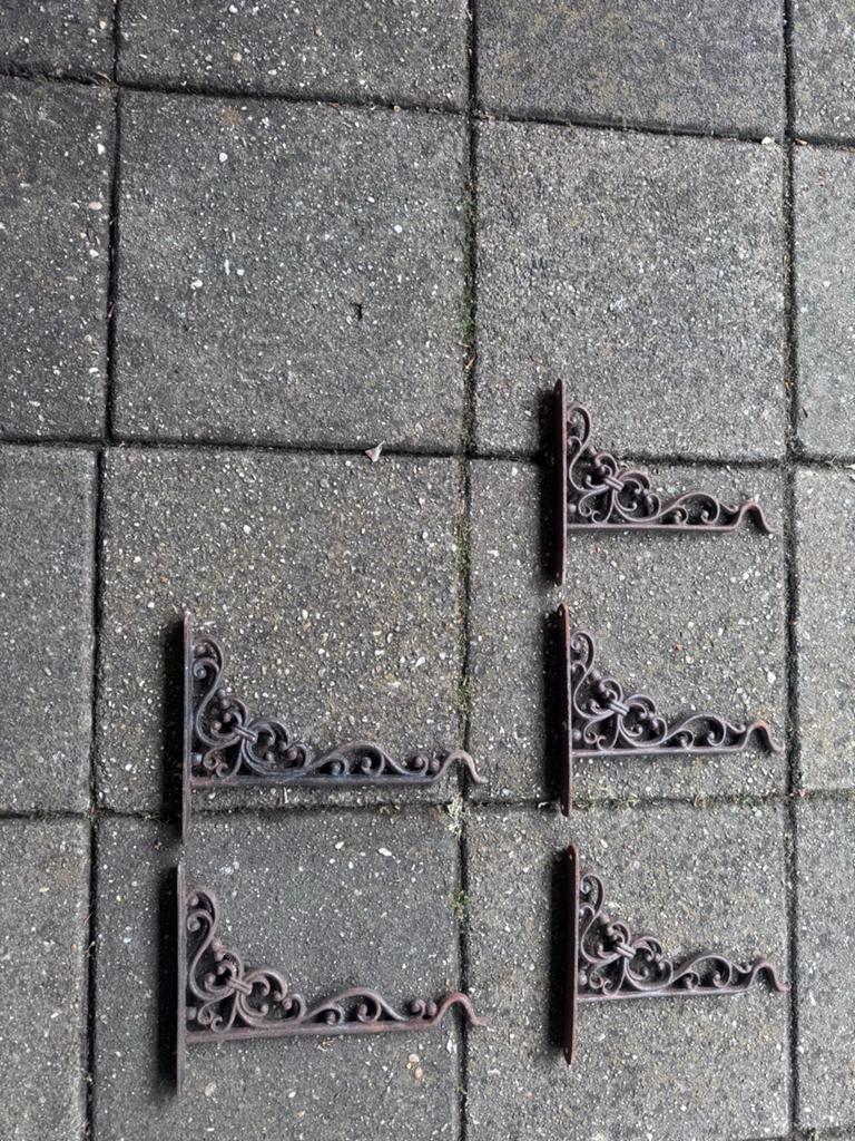 Set van 4 sierlijke gietijzeren plantenbakbeugels, Ophalen of Verzenden, Zo goed als nieuw, Overige materialen