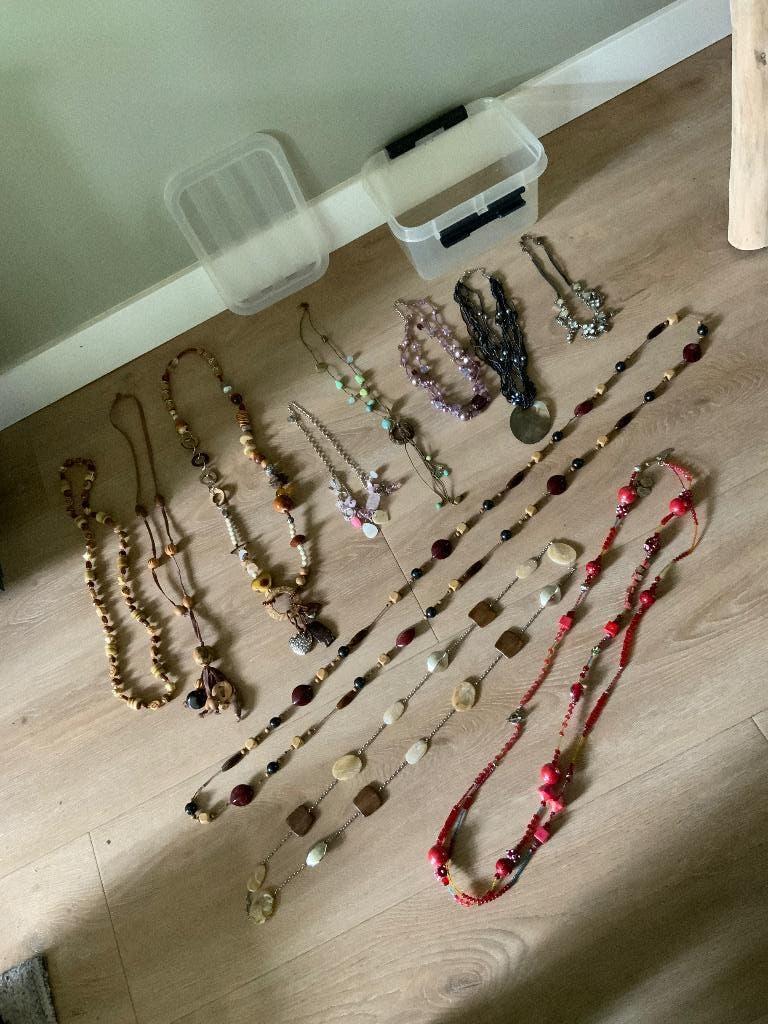 Kratje met 11 prachtige kettingen, Ophalen of Verzenden, Gebruikt, Overige kleuren, Overige materialen
