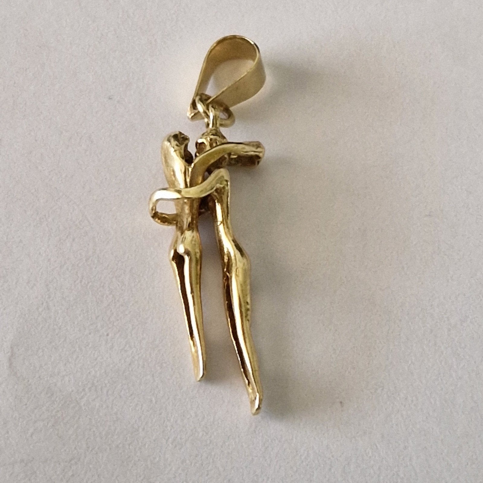 14k Geelgouden Kettinghanger Omhelzing Man en Vrouw, Overige voorstellingen, Ophalen of Verzenden, Zo goed als nieuw, Goud