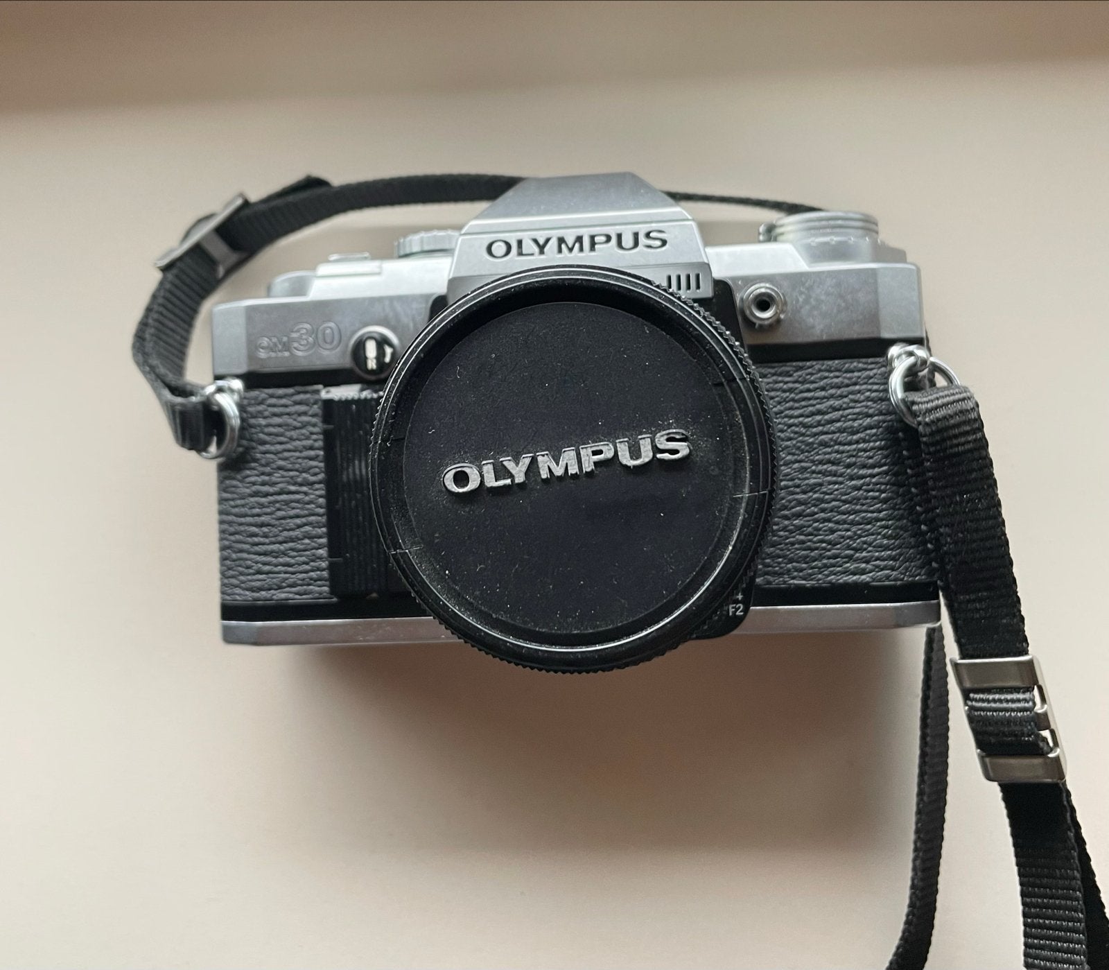 Olympus OM-30 Spiegelreflexcamera incl Zoomlens Sigma, Ophalen of Verzenden, Gebruikt, Spiegelreflex, Olympus