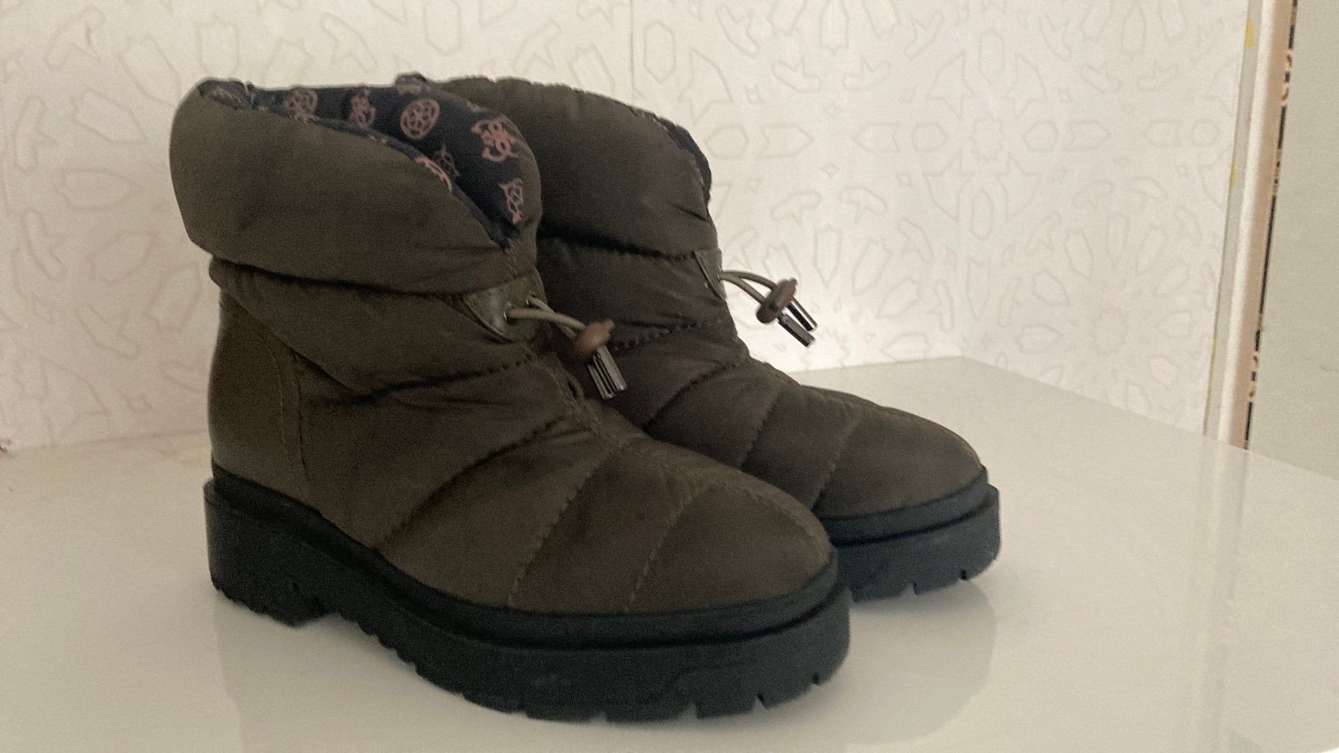 Guess snow boots maat 38, Ophalen, Zo goed als nieuw, Zwart