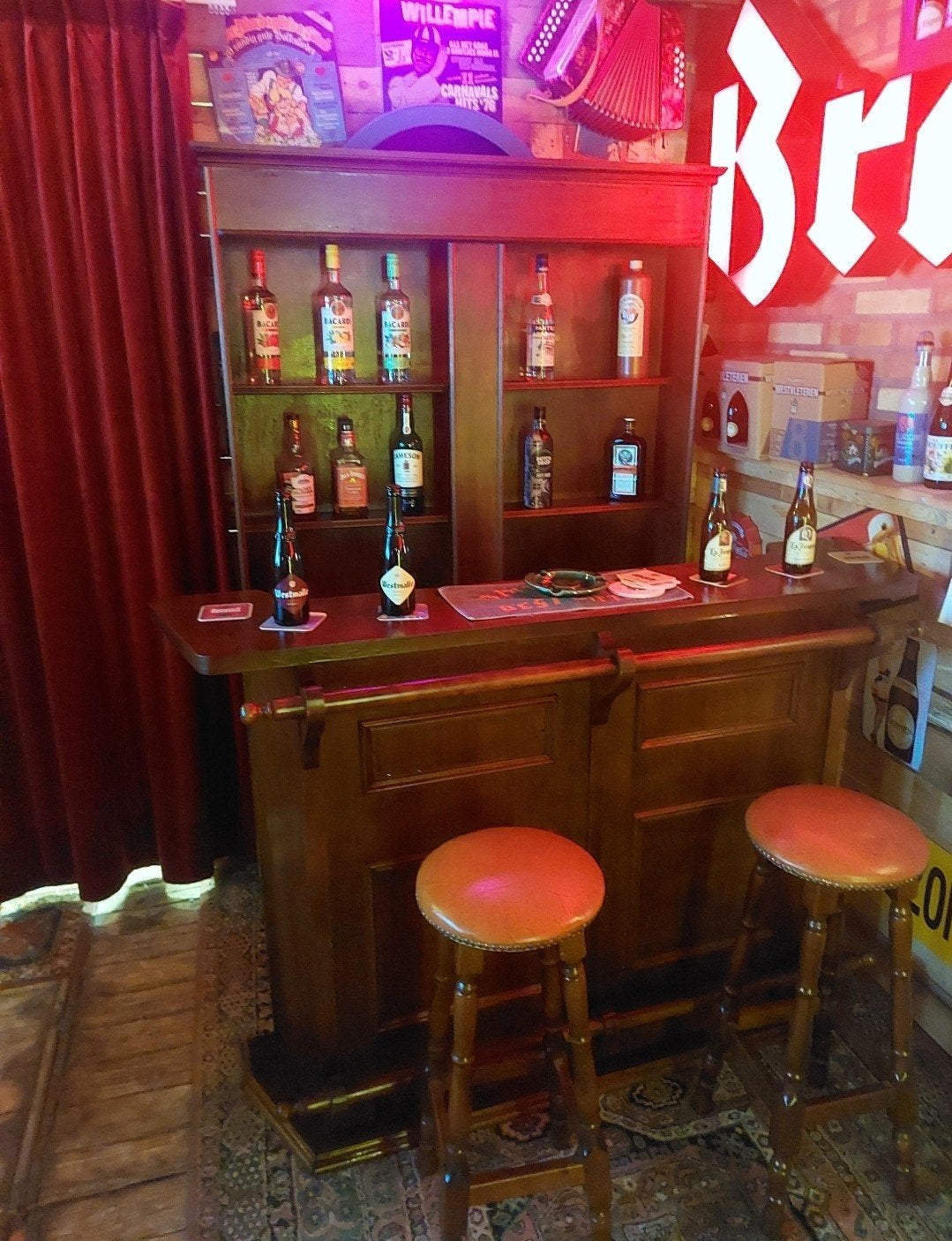 barretje met drankkast en 2 barkrukken, Ophalen, Gebruikt, Inclusief barstoelen
