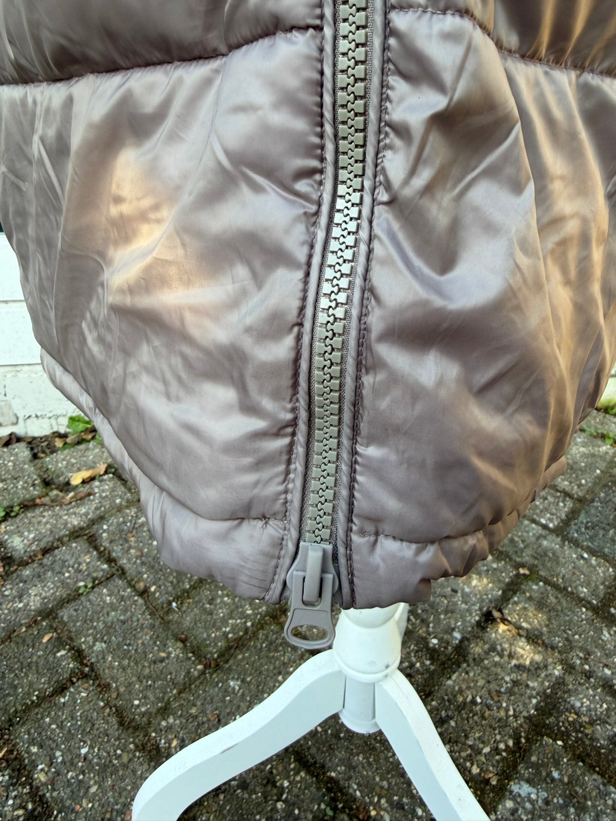 Lange gewatteerde bodywarmer met capuchon - Pull&Bear, Ophalen of Verzenden, Zo goed als nieuw, Maat 42/44 (L), Beige