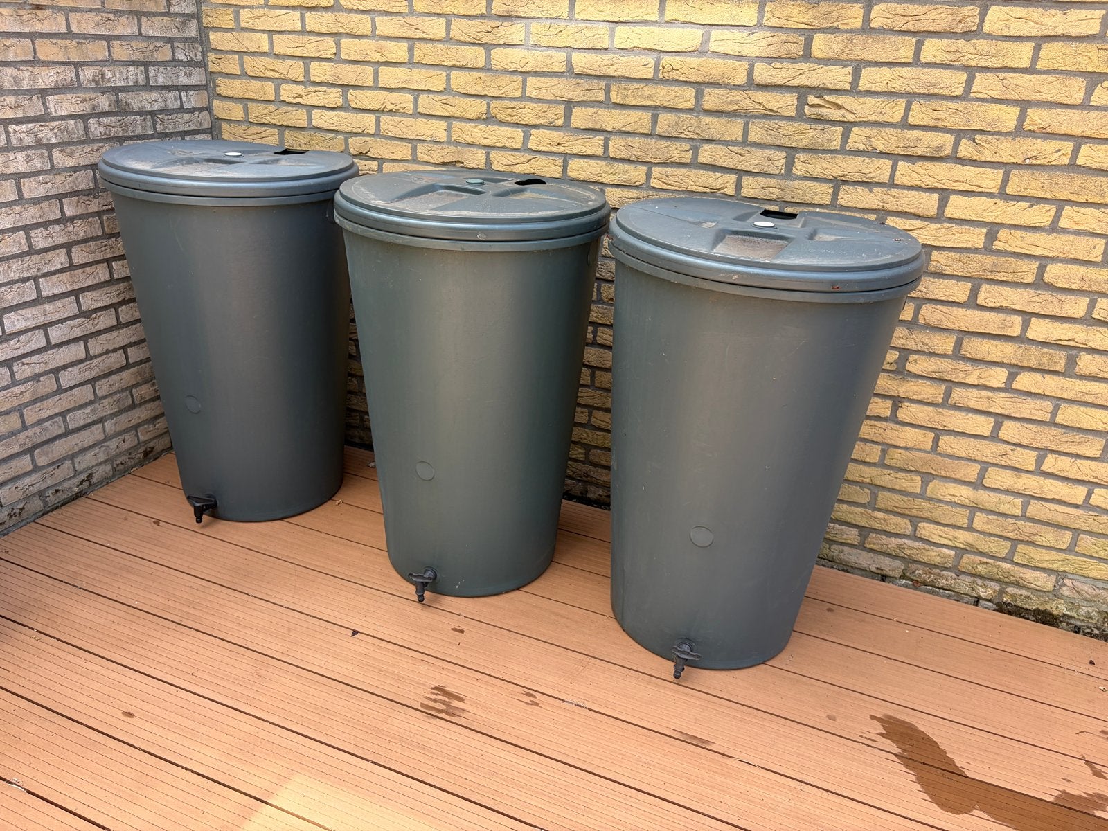 Drie Regentonnen 200 liter met ondertafeltjes, Tuin en Terras, Regentonnen, Ophalen, Kunststof, Gebruikt, Met kraantje