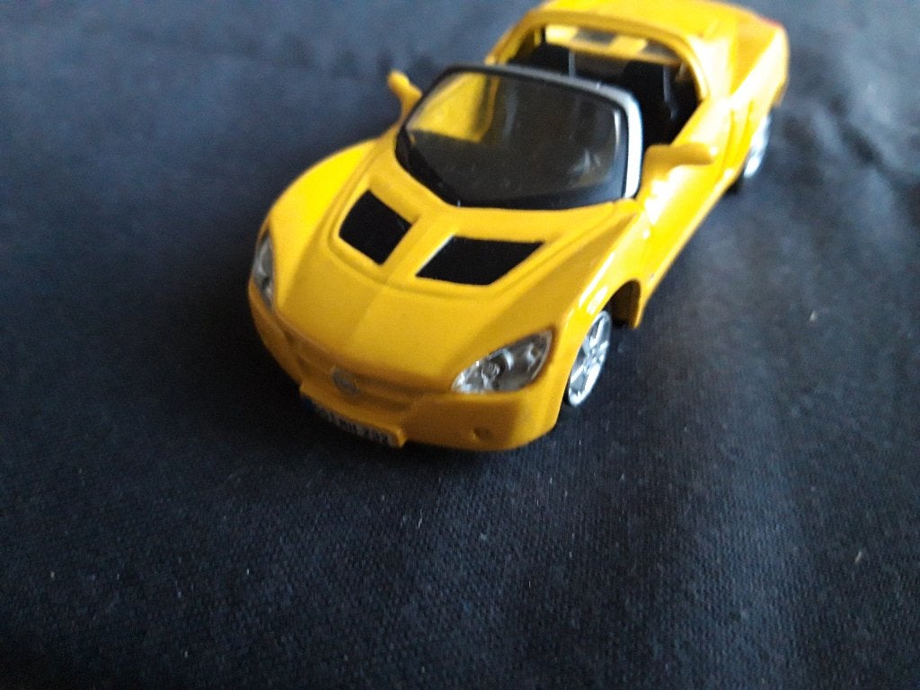 Opel Speedster 2001-2005 geel , schaal 1:35 Maisto, Hobby en Vrije tijd, Ophalen of Verzenden, Zo goed als nieuw, Auto, Overige merken