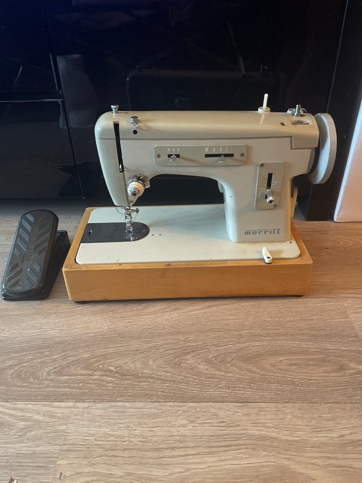 Merritt Naaimachine met koffer en voetpedaal, Ophalen of Verzenden, Gebruikt, Naaimachine, Overige merken