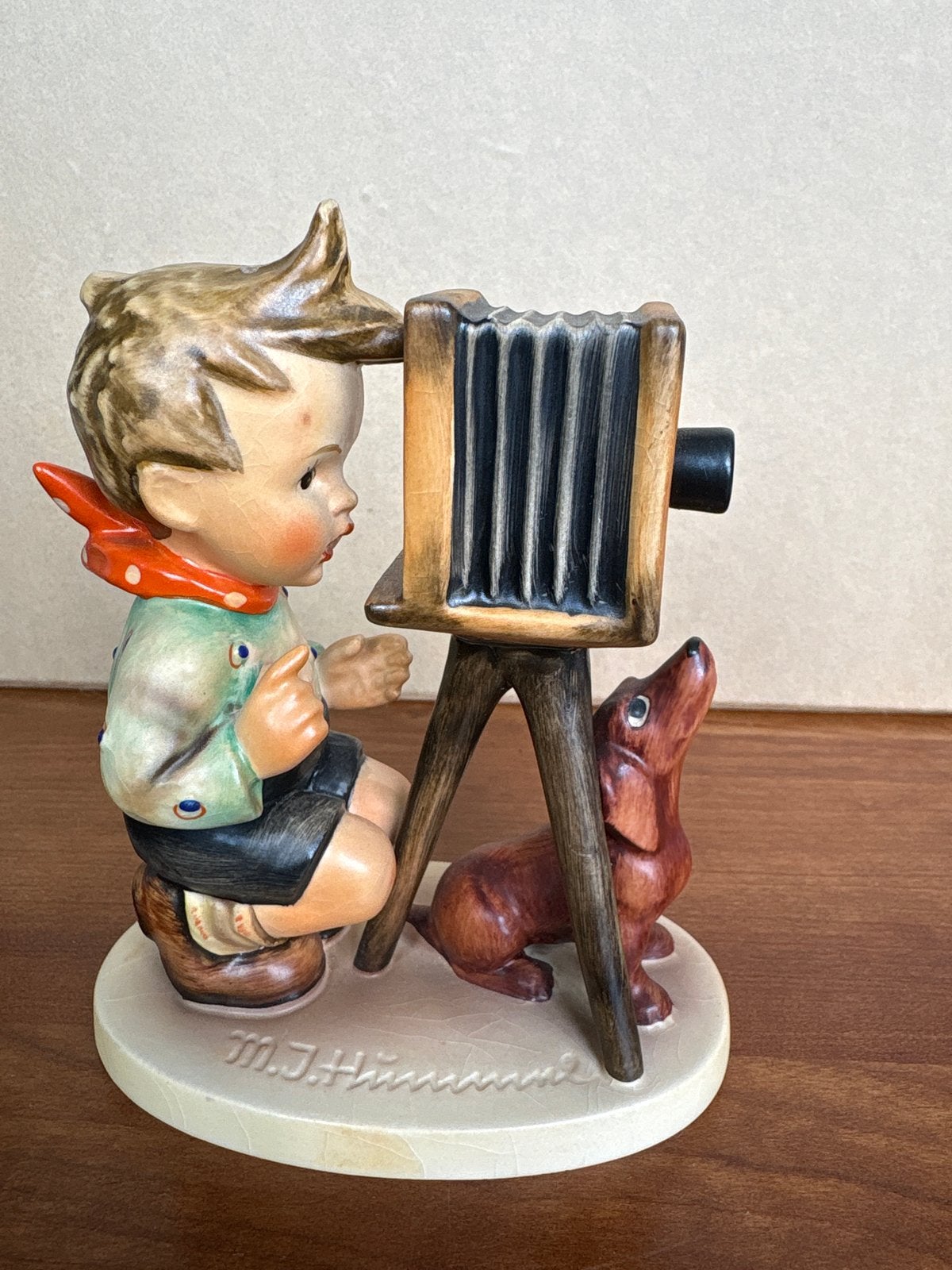 Hummel beeldje jongen met camera en hondje, Goebel 1958, Ophalen, Zo goed als nieuw, Hummel