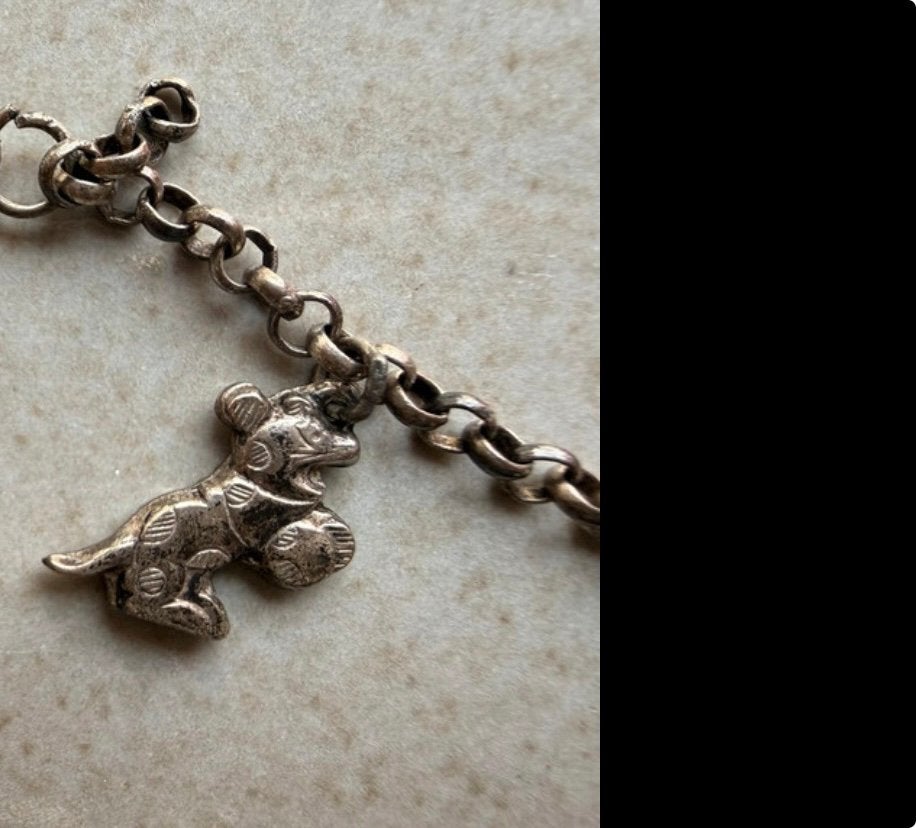 Zilveren bedel hanger spelend hondje met bal voor armband, Overige merken, Ophalen of Verzenden, Zo goed als nieuw, 4 bedels of meer