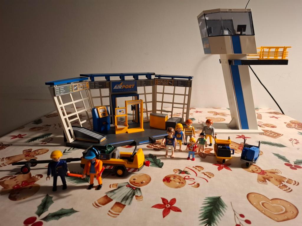 Foto 3 van Playmobil luchthaven met groot vliegtuig, helikopters,  ect.