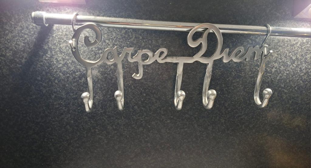 Metalen kapstok 'Carpe Diem' met 5 haken, Gebruikt, Wandhaken, Ophalen of Verzenden, Minder dan 100 cm