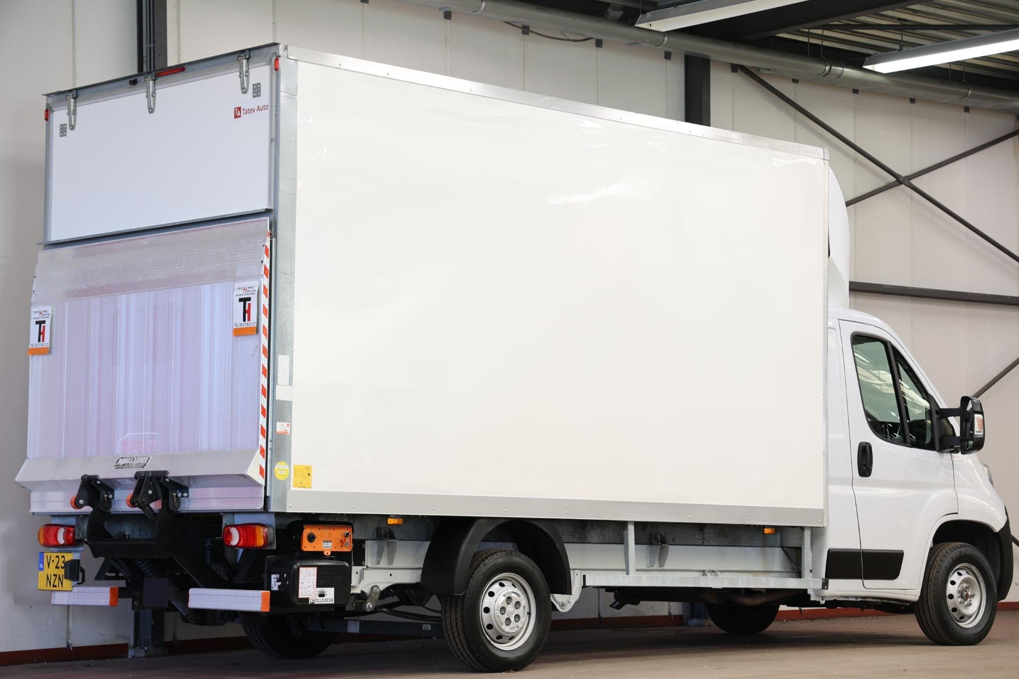 Fiat Ducato BAKWAGEN MEUBELBAK MET LAADKLEP, Voorwielaandrijving, Stof, Gebruikt, Euro 6