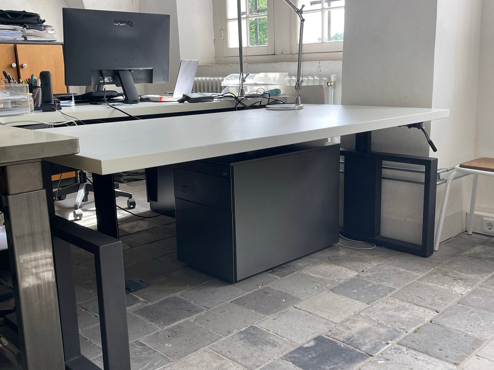 2 Gispen designbureaus, Casper Schwarz, wit, verstelbaar, Ophalen, Gispen, Gebruikt, Metaal