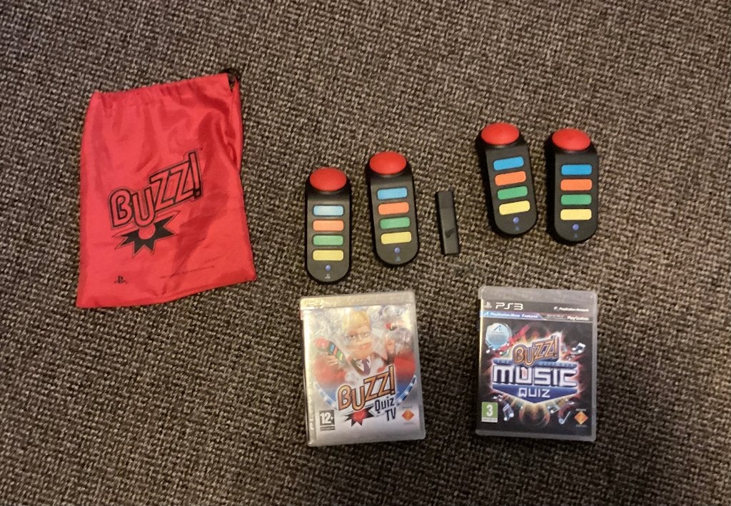 Buzz!, 2 games, 4 remotes met carrying bag, Spelcomputers en Games, Games | Sony PlayStation 3, Puzzel en Educatief, Gebruikt