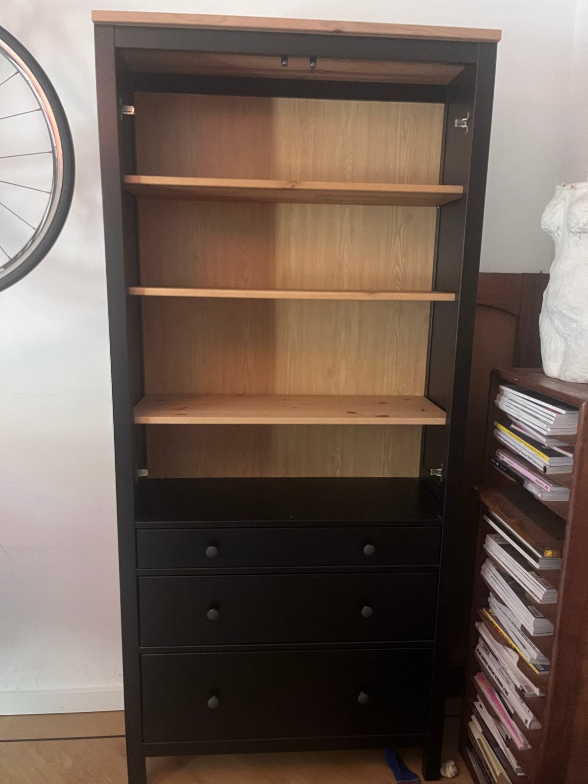 Twee HEMNES vitrinekastmet 3 lades, Ophalen, Gebruikt, 50 tot 100 cm, Met lade(s)