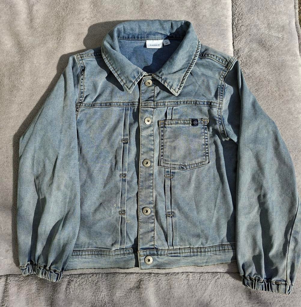 Te koop dunne spijkerjas van name it 104, Kinderen en Baby's, Kinderkleding | Maat 104, Ophalen of Verzenden, Zo goed als nieuw