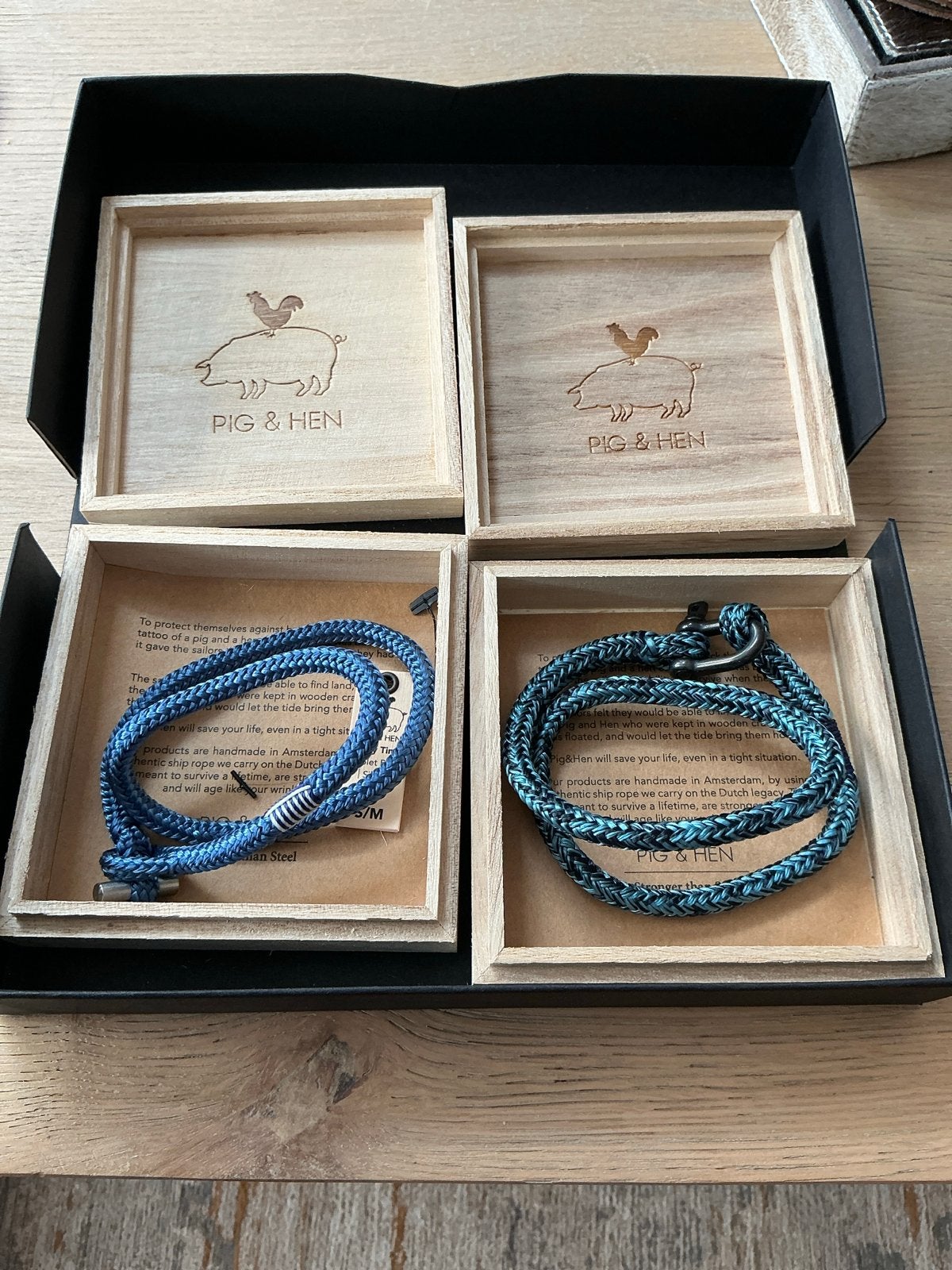 Pig & Hen Armbanden Set - Nieuw in Doos, Ophalen of Verzenden, Nieuw, Blauw, Overige materialen