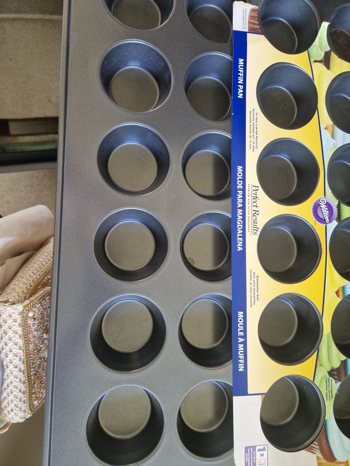 Wilton Perfect Results Muffin Pan - 24 cups, Ophalen of Verzenden, Metaal, Grijs, Overige merken