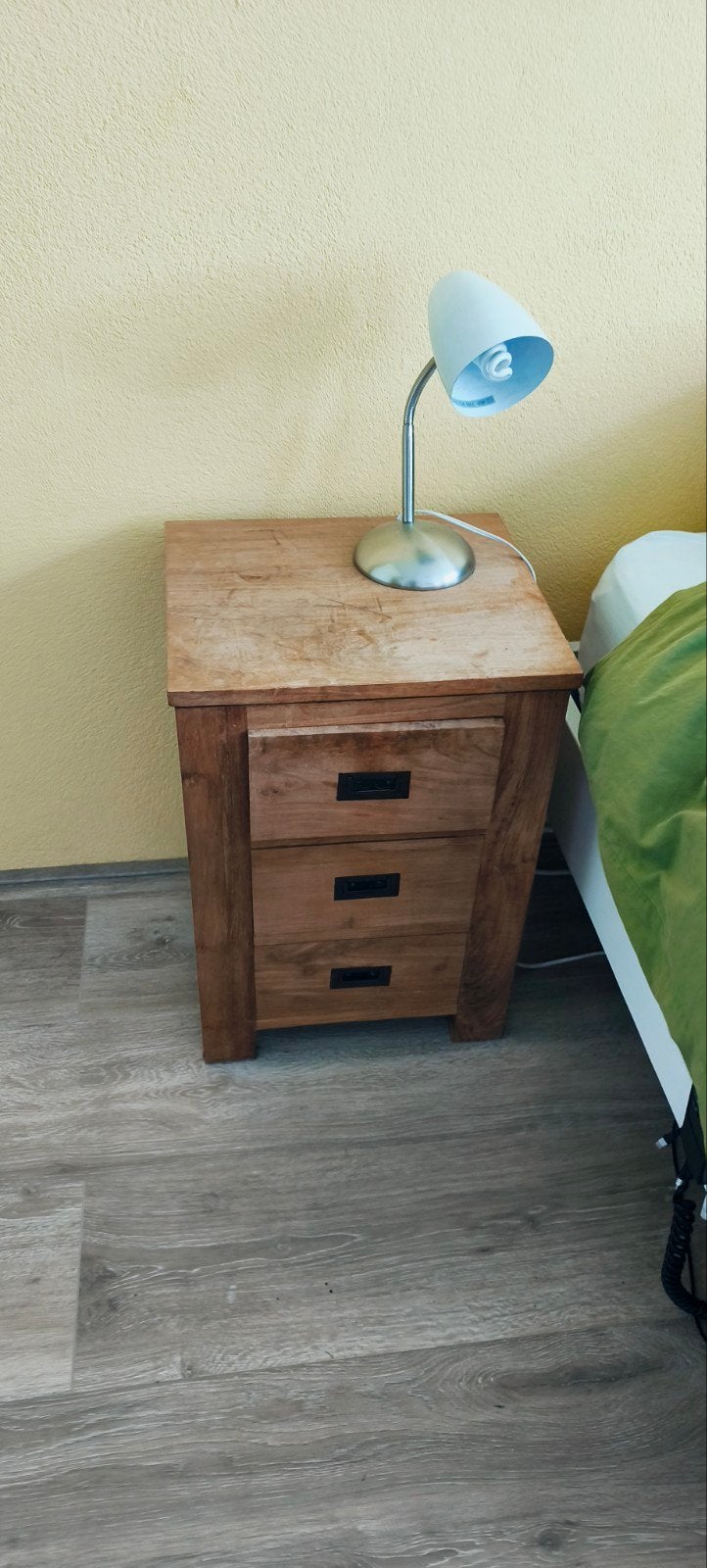 Houten nachtkastje met 3 lades, tweemaal, Gebruikt, Minder dan 45 cm, Hout, 55 tot 70 cm
