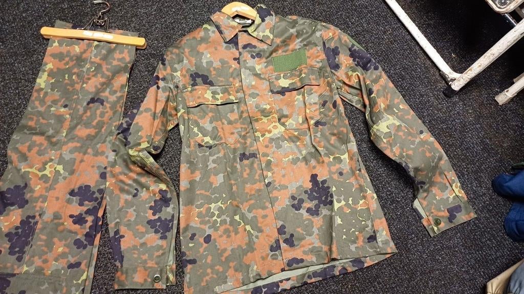 FLECKTARN LEGER KLEDING IN 46 EN 48., Verzamelen, Militaria | Algemeen, Ophalen of Verzenden, Landmacht, Overige gebieden, Kleding of Schoenen