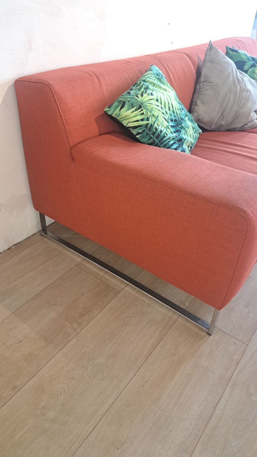 Comfortabele oranje driezitsbank, Ophalen, Gebruikt, Driepersoons, 75 tot 100 cm