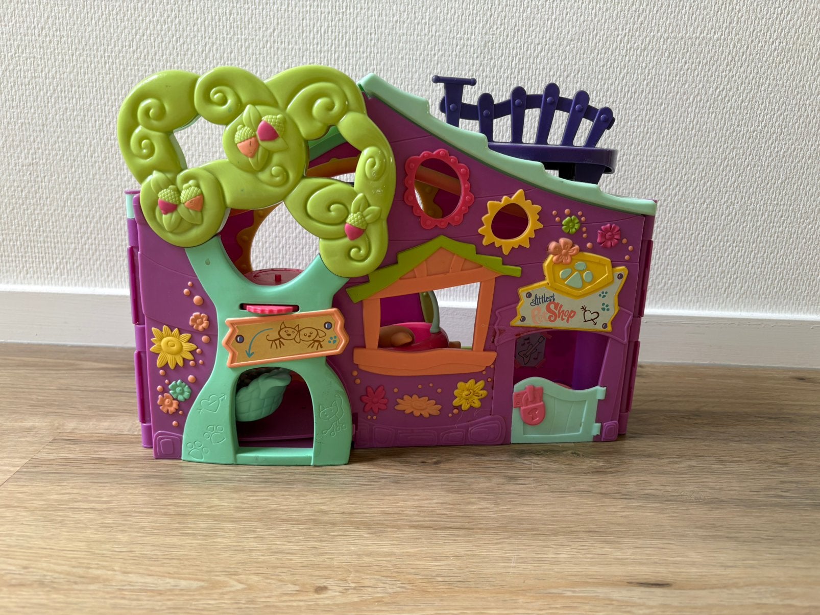 Speelhuisje met hondenpoppetjes, Ophalen, Zo goed als nieuw, Poppenhuis