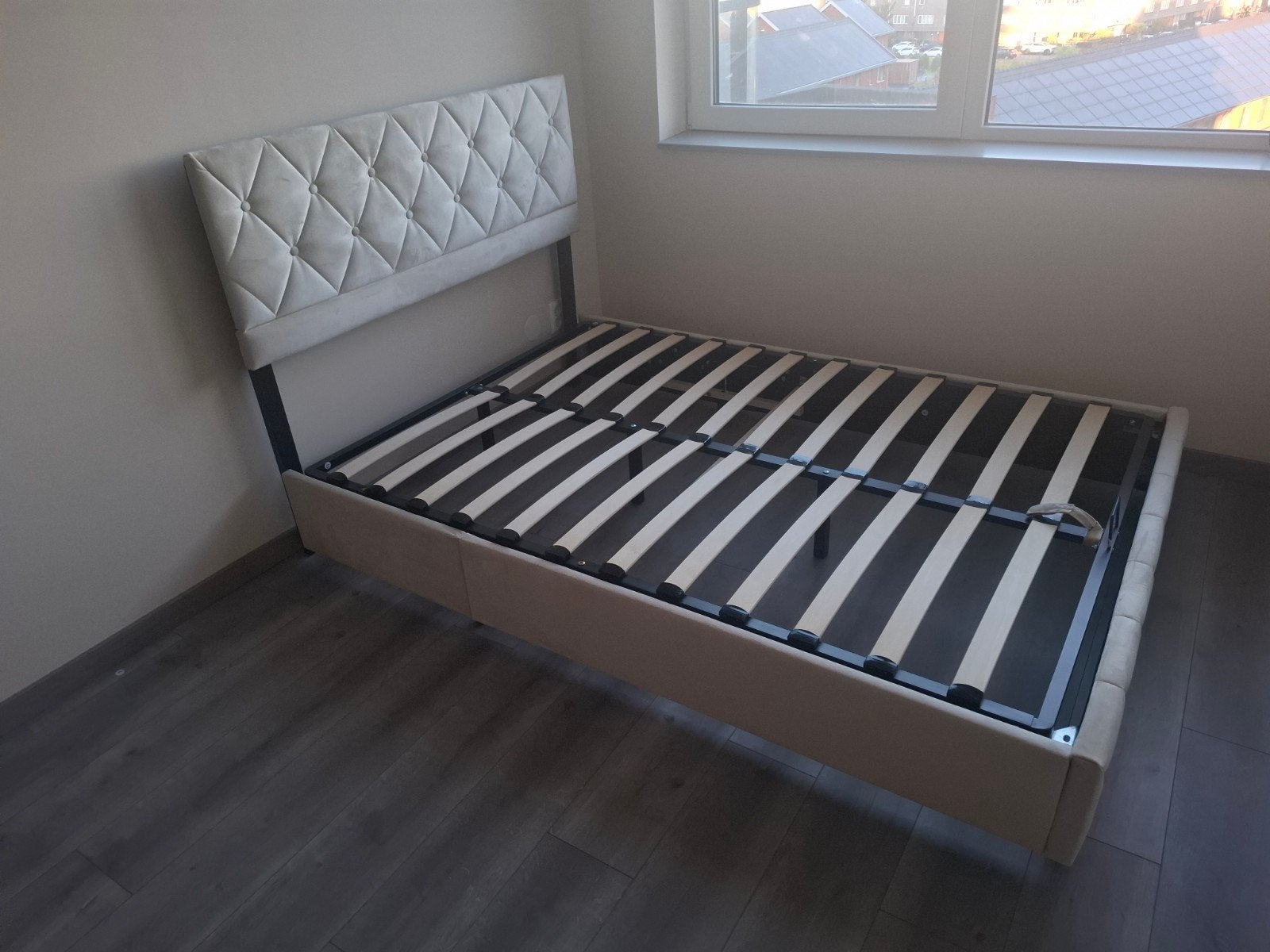 Zo goed als nieuw tweepersoonsbed met lattenbodem, Beige, Tweepersoons, Zo goed als nieuw, 200 cm