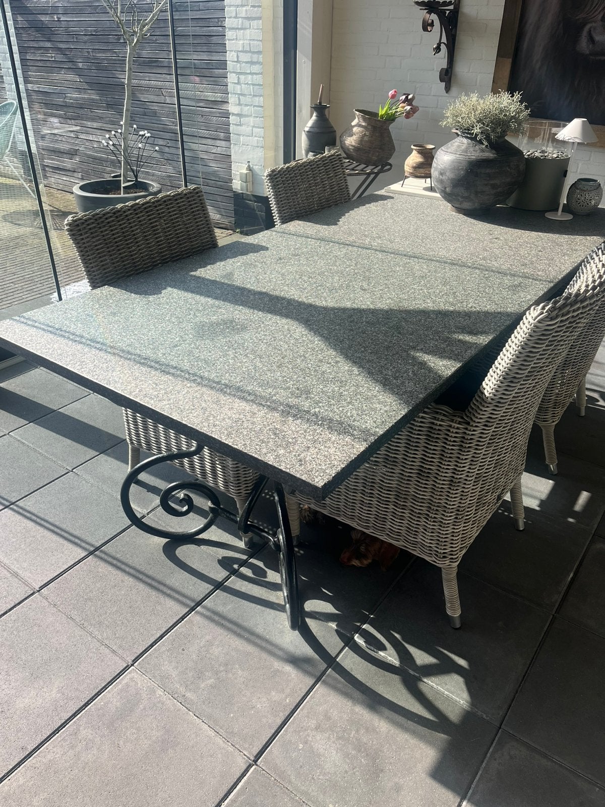 Prachtige granieten tuintafel met smeedijzeren onderst, Ophalen, Zo goed als nieuw, Rechthoekig, Overige materialen