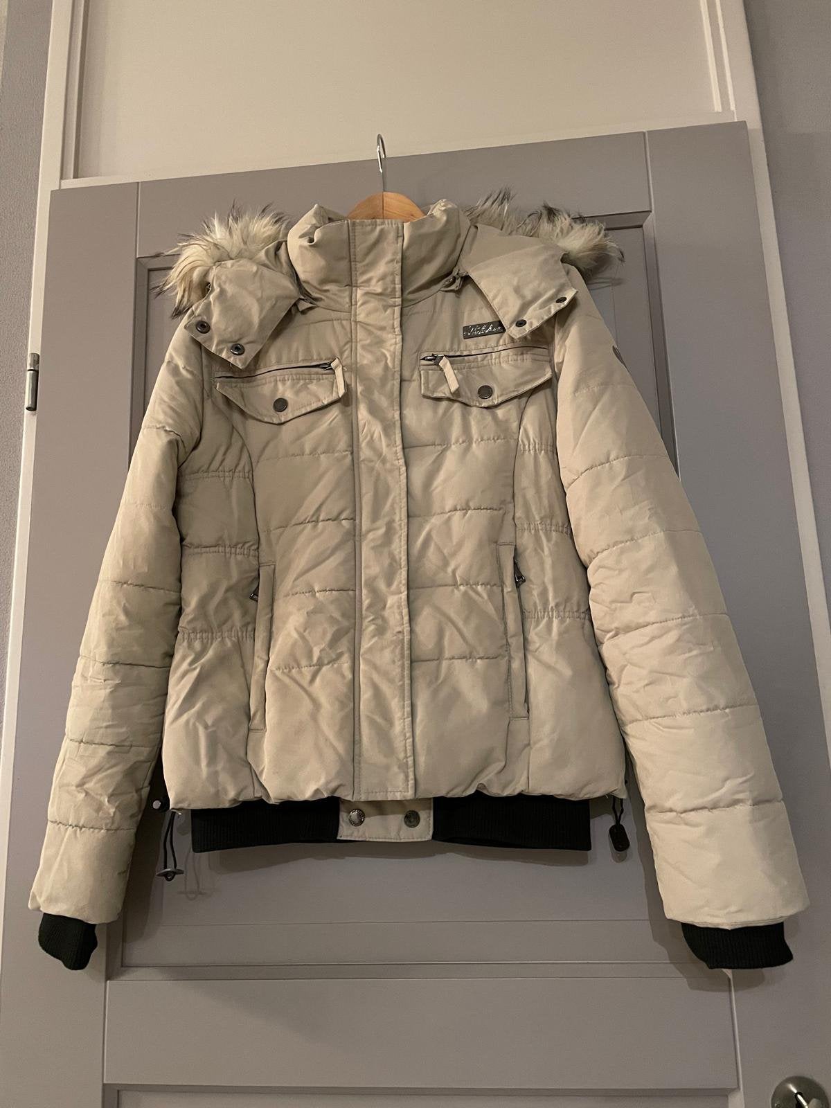 Beige Nickelson jas of wintersportjas met echt bont!, Ophalen of Verzenden, Gedragen, Maat 38/40 (M), Beige