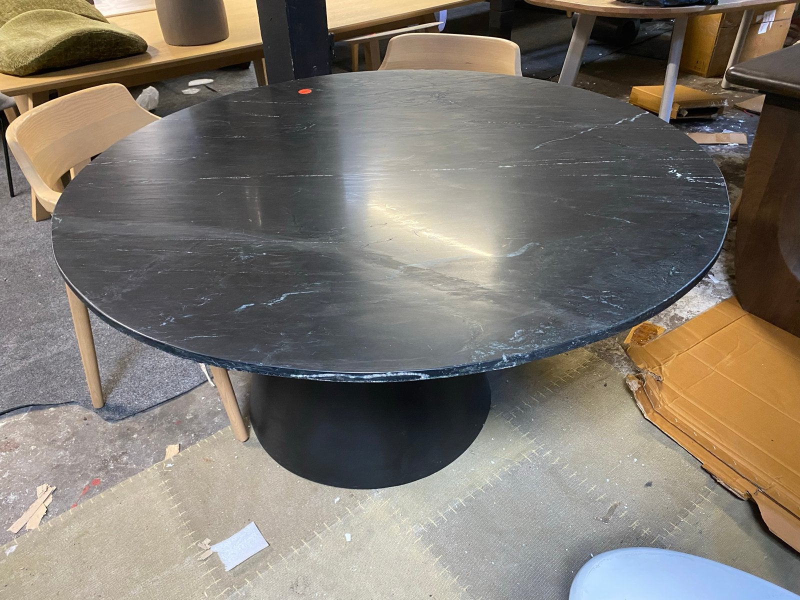 Marmeren eettafel 130cm met zwart stalen poot (B-keus), Ophalen, Rond, Nieuw, Vijf personen of meer